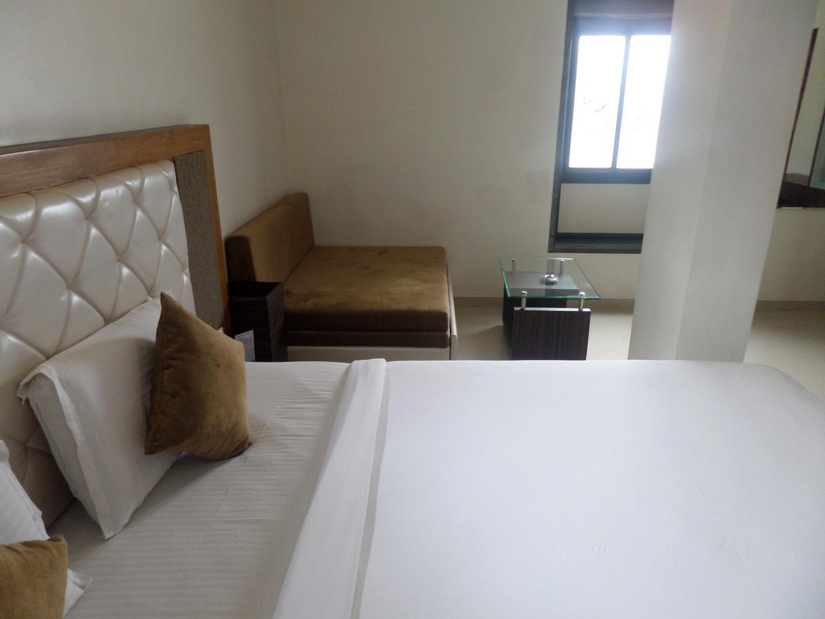 Hotel Raj Palace Ahmednagar Ngoại thất bức ảnh