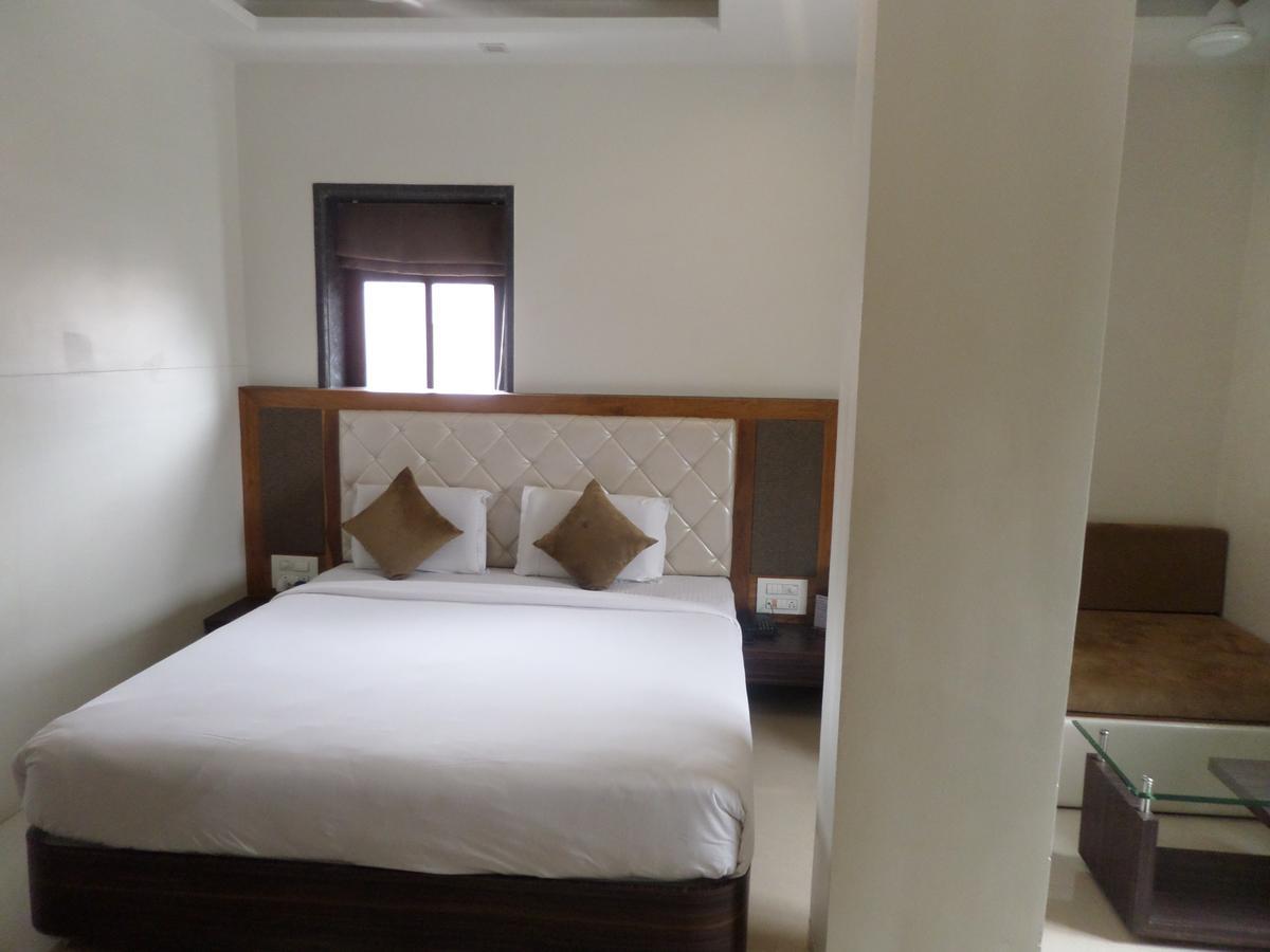 Hotel Raj Palace Ahmednagar Ngoại thất bức ảnh