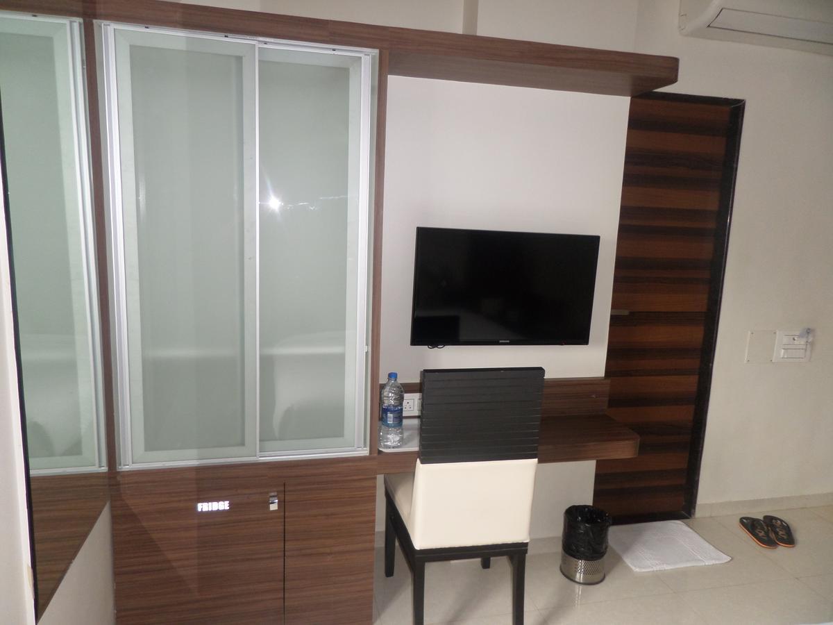 Hotel Raj Palace Ahmednagar Ngoại thất bức ảnh