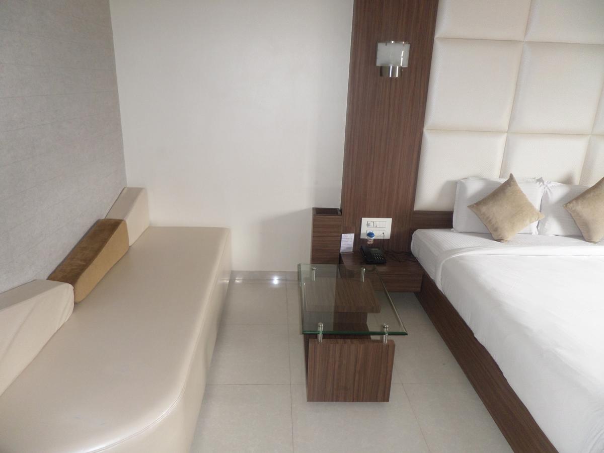 Hotel Raj Palace Ahmednagar Ngoại thất bức ảnh