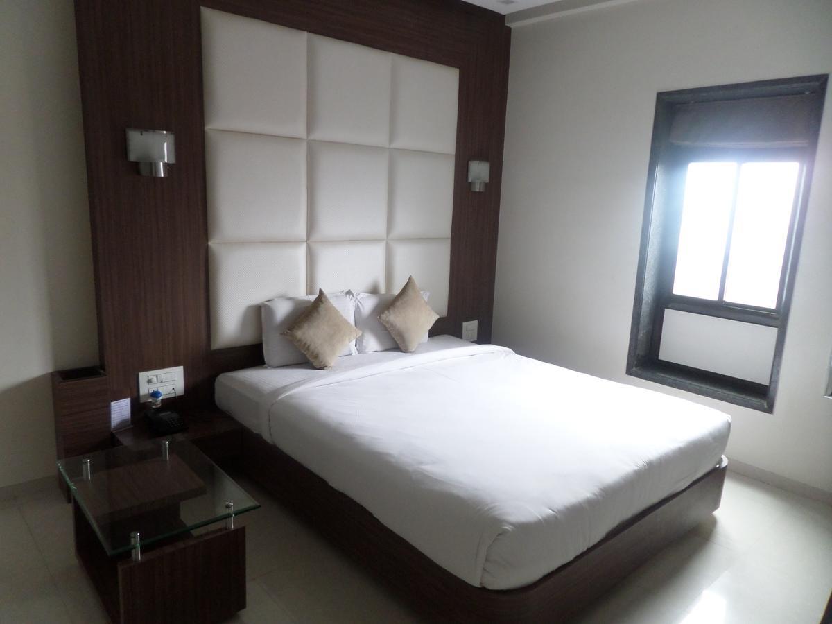 Hotel Raj Palace Ahmednagar Ngoại thất bức ảnh