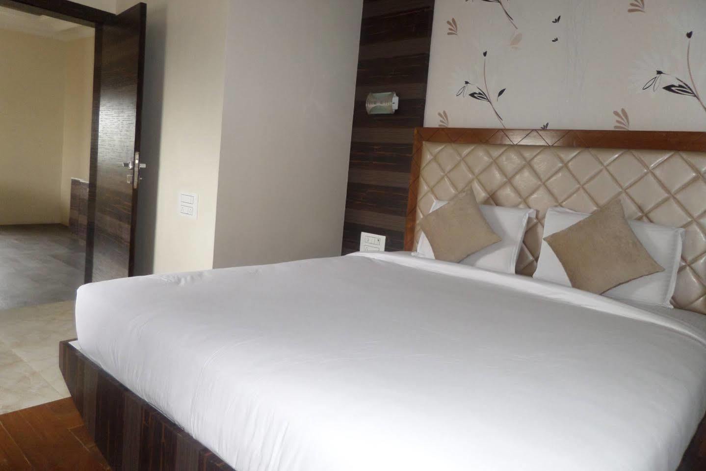 Hotel Raj Palace Ahmednagar Ngoại thất bức ảnh