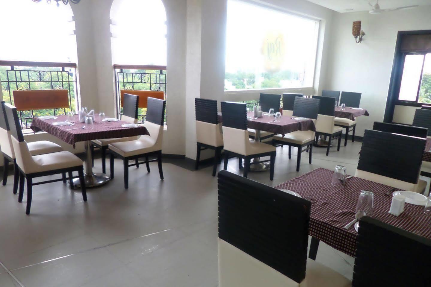 Hotel Raj Palace Ahmednagar Ngoại thất bức ảnh