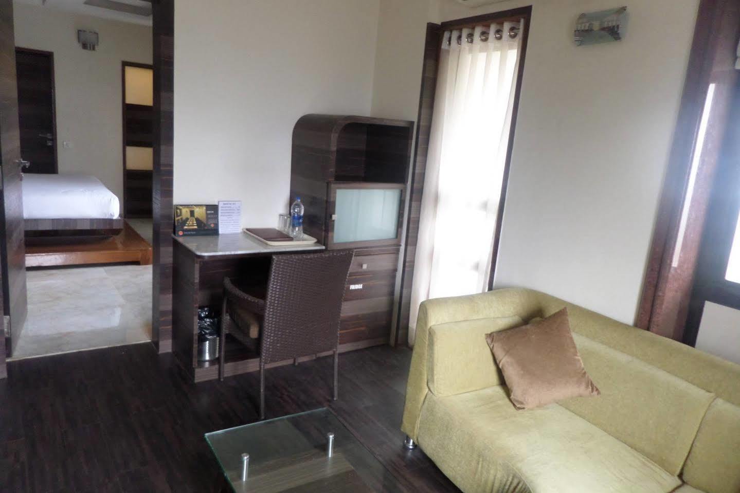 Hotel Raj Palace Ahmednagar Ngoại thất bức ảnh