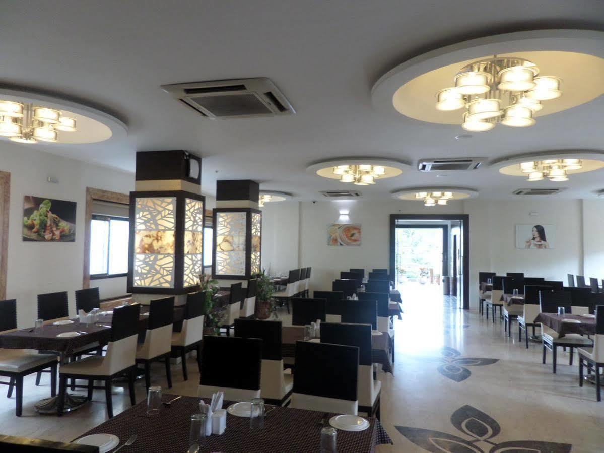 Hotel Raj Palace Ahmednagar Ngoại thất bức ảnh