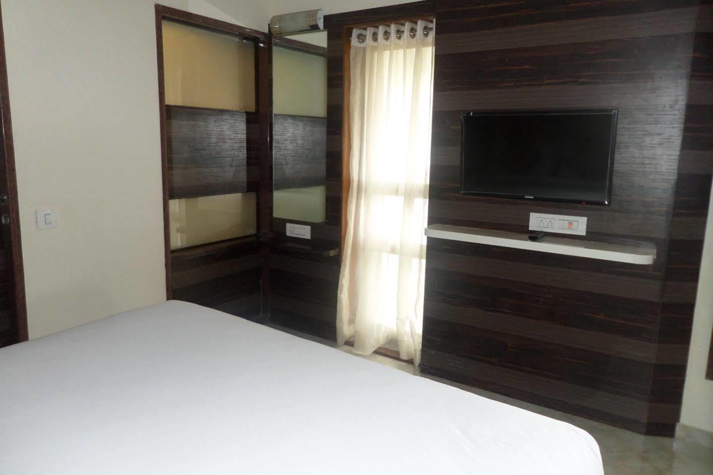 Hotel Raj Palace Ahmednagar Ngoại thất bức ảnh