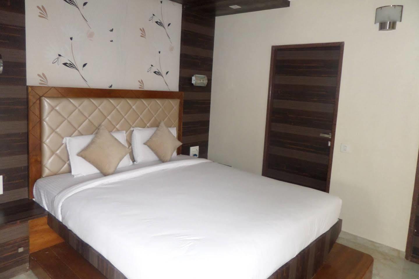 Hotel Raj Palace Ahmednagar Ngoại thất bức ảnh
