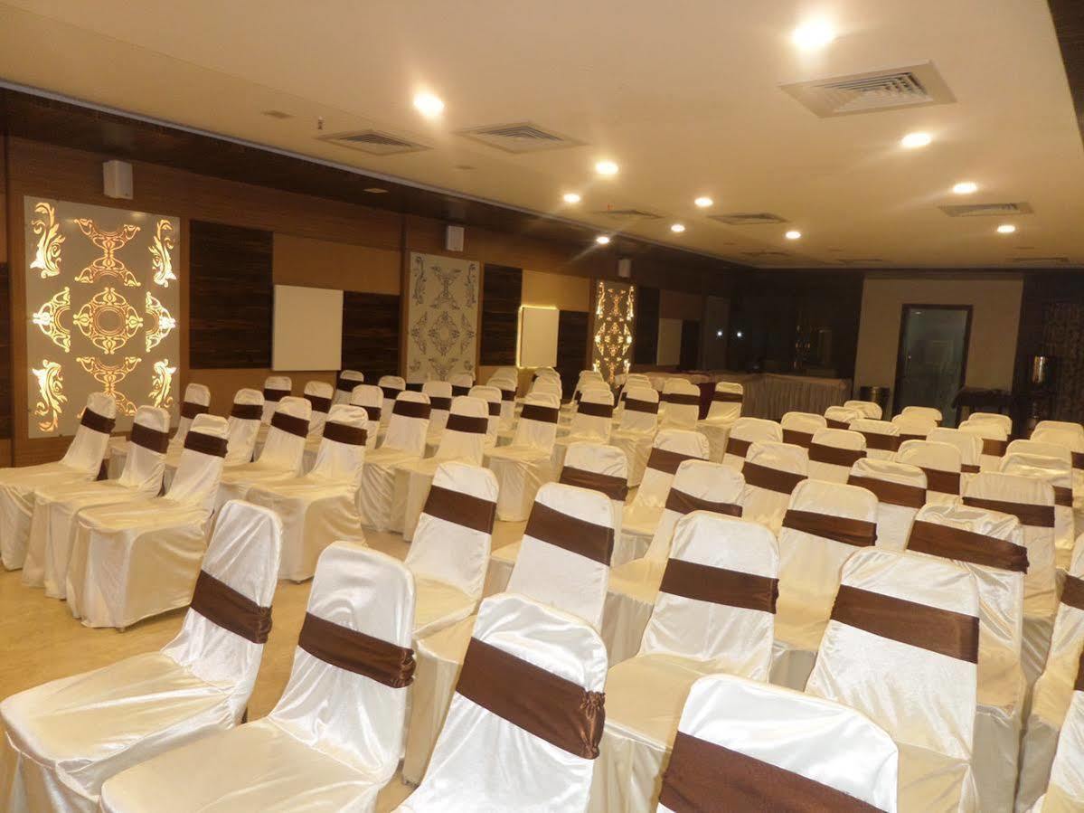 Hotel Raj Palace Ahmednagar Ngoại thất bức ảnh